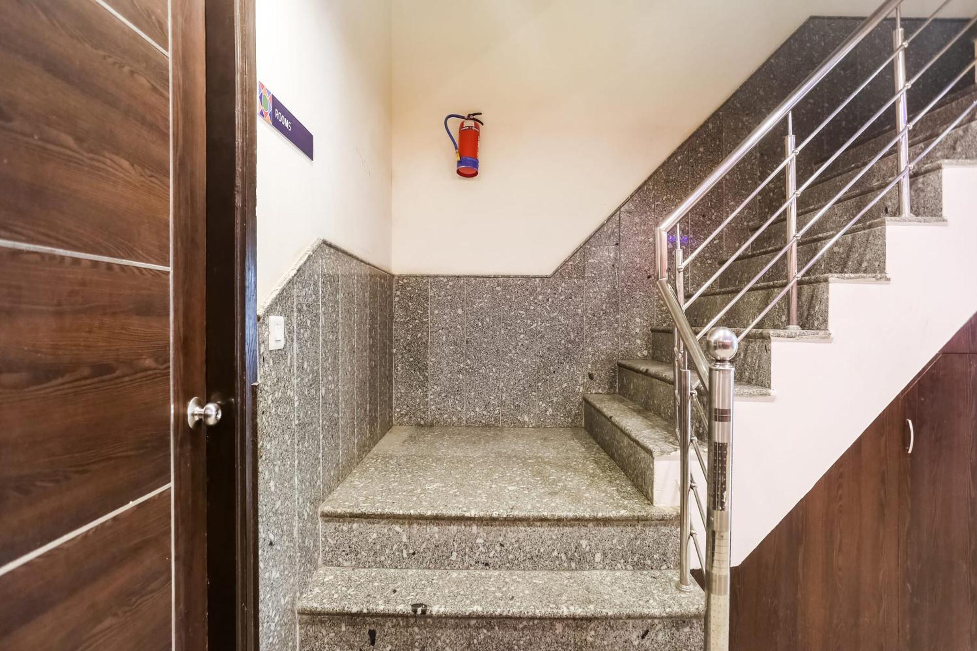 Hotel O Amenda International New Delhi Exterior photo